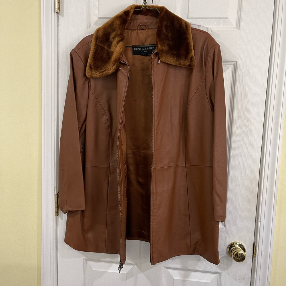 New w/o tags. Leather jacket, lined, faux fur collar, perfect neutral, Size 1x
